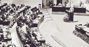 Ο Κωνσταντίνος Καραμανλής στο βήμα της Διάσκεψης του Ελσίνκι