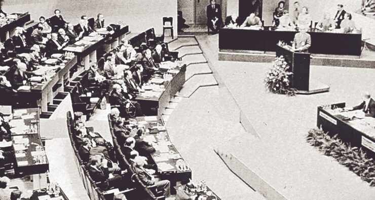 Ο Κωνσταντίνος Καραμανλής στο βήμα της Διάσκεψης του Ελσίνκι